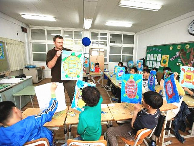 韩国一所学校,外籍教师进行着英语教学。(图片来源:网站)