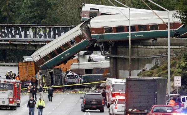 美列车华盛顿州脱轨：车厢摔下铁路桥 已致6死77人被送院