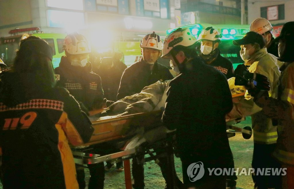 韩国8层建筑起火29人瞬间丧命 被困者跳楼逃生