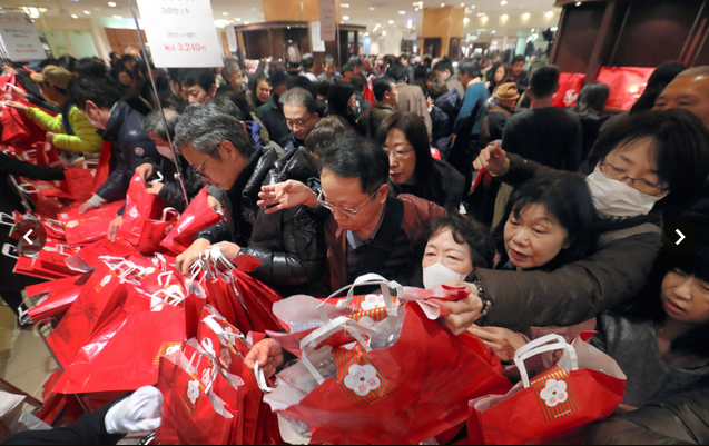 日本数千人商场排队等候新年首卖福袋被疯抢供不应求组图
