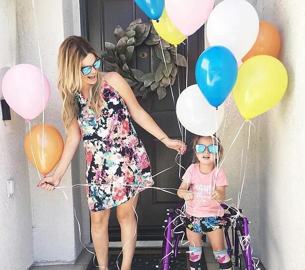 美国4岁脑瘫女孩INS走红 励志日常生活感动网