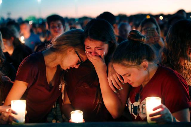 美佛州校园枪击案后 烛光集会人群呐喊:不再要枪