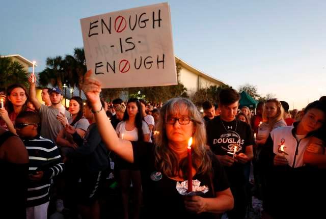 美佛州校园枪击案后 烛光集会人群呐喊:不再要枪