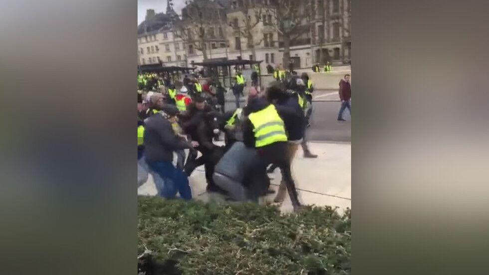 法国抗议活动闹到第9周 记者也遭黄背心殴打