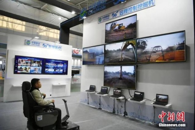 资料图：2019“一带一路”中国(吉林)安全与应急产业博览会在长春市举行。图为5G远程控制挖掘机演示。<a target='_blank' href='/'><p  align=