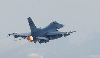 韩媒：驻韩美军F-16战机坠毁在海上，一飞行员获救.png