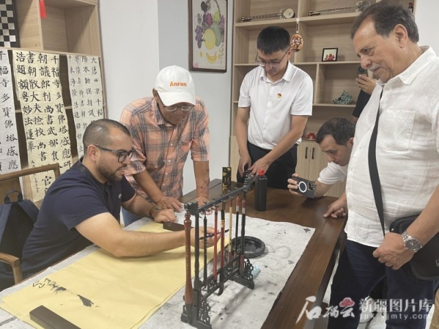 “我要把这份美好的记忆带回阿尔及利亚”——阿尔及利亚媒体学者代表团参华体会- 华体会体育官网- 体育APP下载访新疆