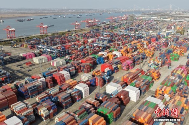 12月8日,航拍南京龙潭港进出口集装箱码头。当日,中国海关总署公布的最新数据显示,今年11月份,中国货物贸易增速回升,进出口总值3.9万亿元人民币,同比增长4.1%。(无人机照片) <a target='_blank' href='/' _fcksavedurl='/'><p align=