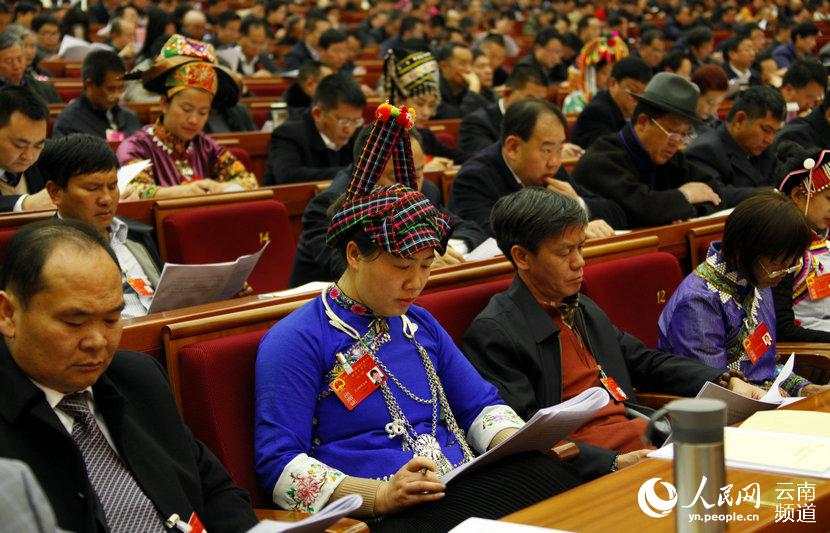 来自全省各地的少数名族代表身着民族服饰参会