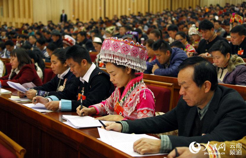 1月24日上午，云南省第十二届人民代表大会第四次会议在昆明开幕，来自全省各地的少数名族代表身着民族服饰参会。人民网 薛丹 摄