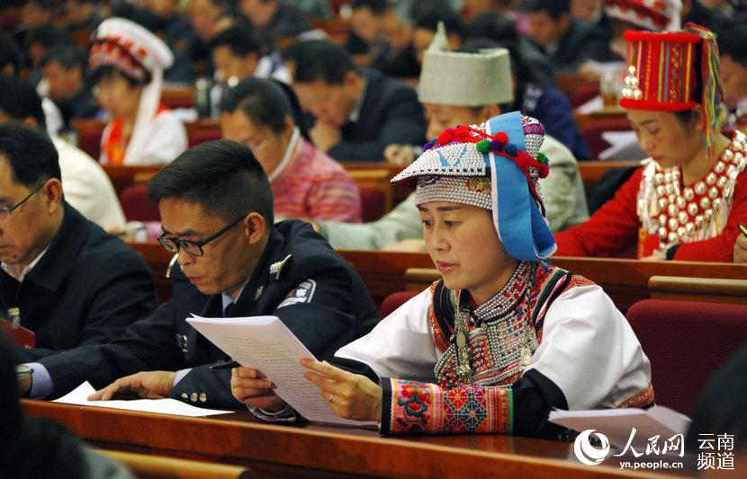1月24日上午，云南省第十二届人民代表大会第四次会议在昆明开幕，来自全省各地的少数名族代表身着民族服饰参会。人民网 薛丹 摄