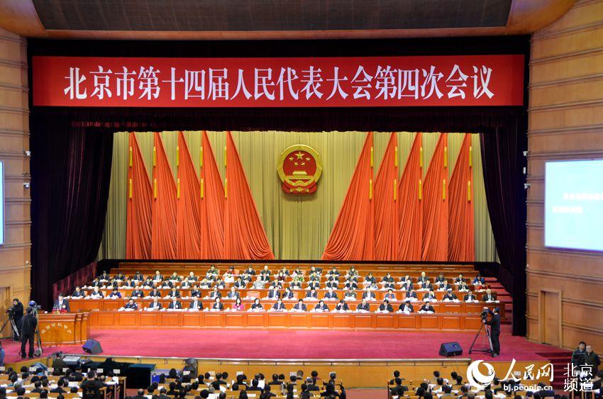 1月25日上午，北京市第十四届人民代表大会第四次会议举行第三次全体会议，北京市人大常委会主任杜德印作工作报告。人民网  孟竹摄