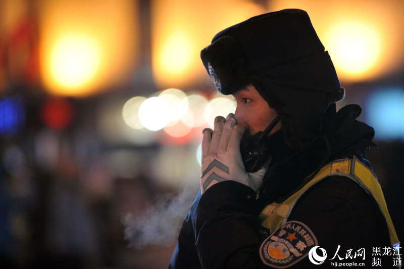 酷寒天气中多数交警都患上感冒和咳嗽。杨志勇 摄