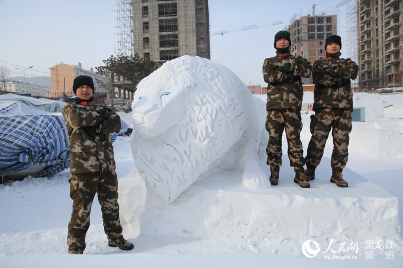 黑龙江佳木斯抚远边防机动中队创作雪雕 丰富警营文化生活