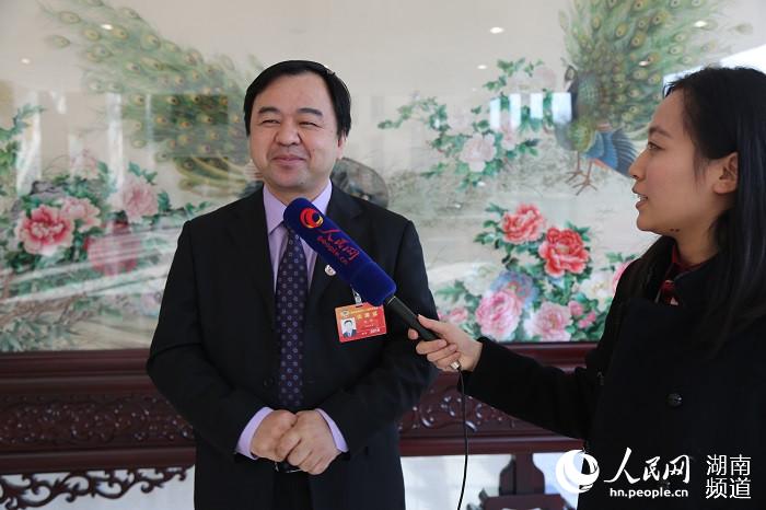 湖南省政协十一届四次会议委员接受人民网记者采访