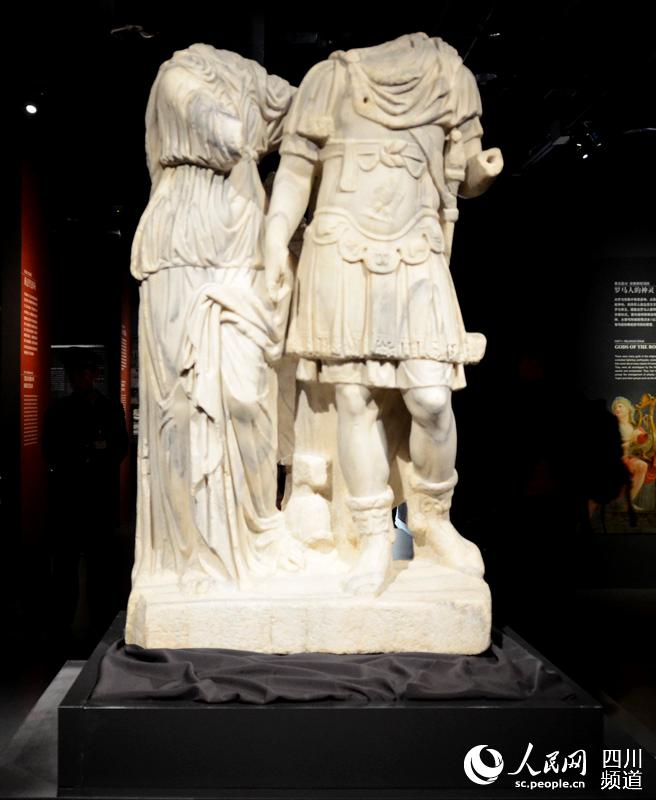 图为战神玛尔斯和爱神维纳斯雕像。（周栩如 摄）