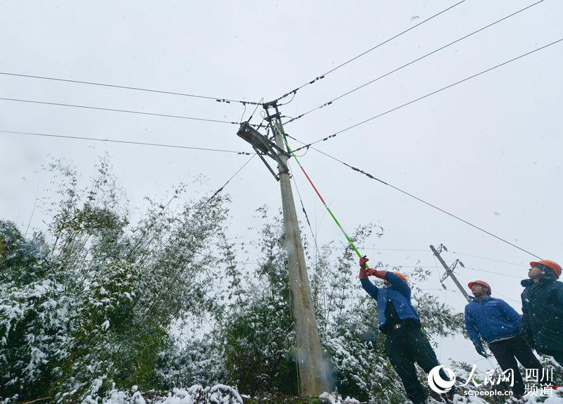 电力抢险队伍分批次徒步赶赴受灾地点，对受损输电线路进行抢修。