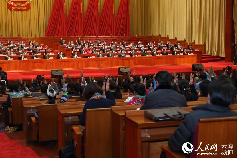 会议表决通过了云南省第十二届人民代表大会第四次会议选举办法。人民网 薛丹 摄