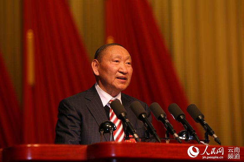 云南省政协主席罗正富在闭幕式上讲话。人民网 薛丹 摄