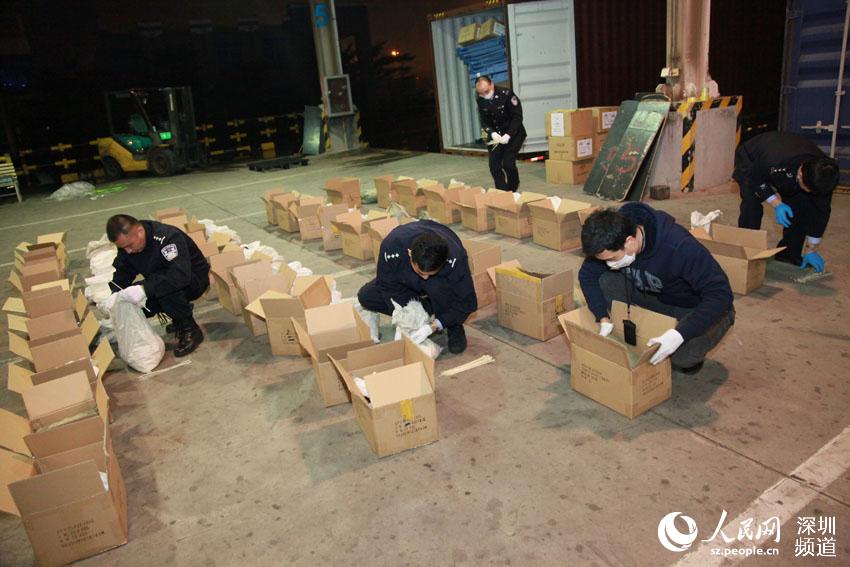 海关缉私警察检查涉嫌藏匿毒品的出口货物。（深圳海关 供图）