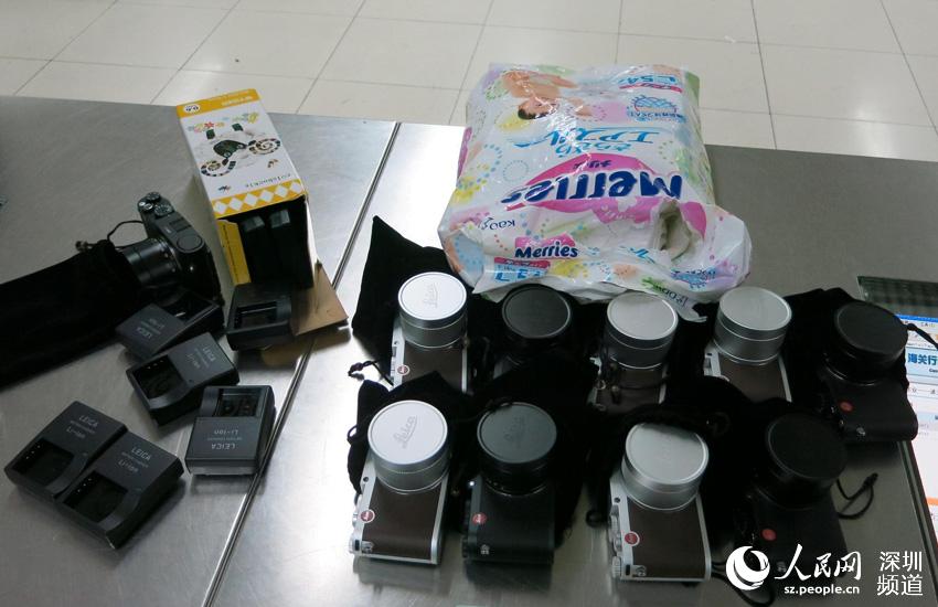 近日，深圳罗湖海关查到一宗利用尿片违规携带相机入境案件。（罗湖海关 供图）