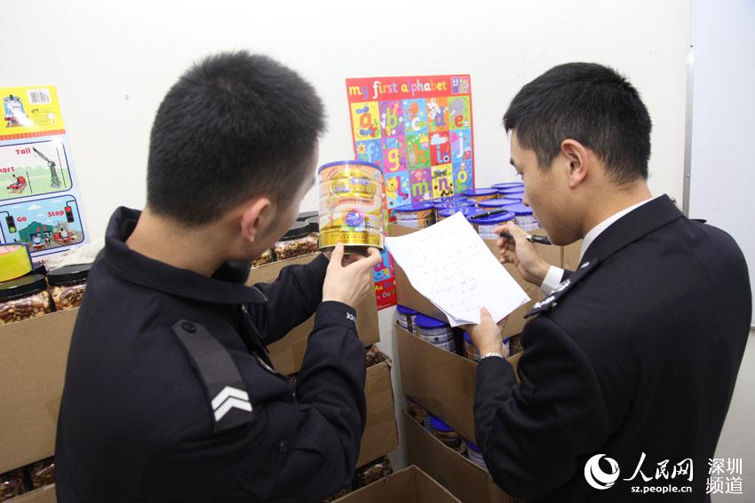 联合执法队伍在一家幼儿培训机构内查获一批私货。（深圳海关 供图）