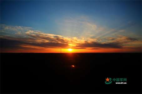 火车行驶途中拍到的日出美景