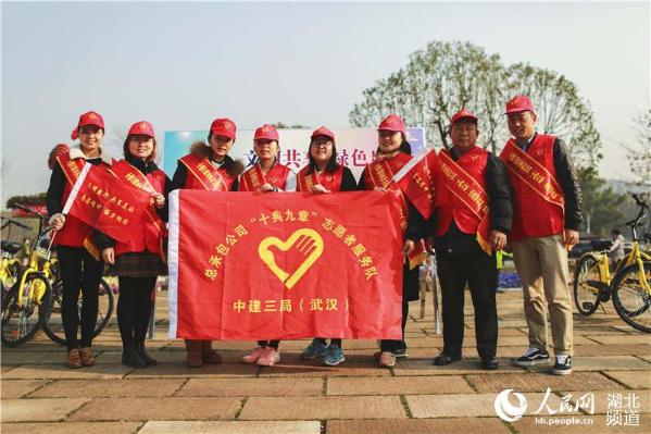 东湖绿道建设者变身志愿者 教市民如何使用共