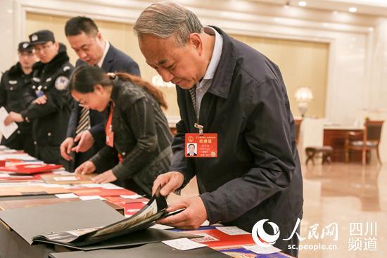 两会驻地的 四川元素 :听见《成都》 看见四川