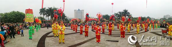 广西扶绥:"龙抬头"节草龙出动 上演九童剃龙头__中国