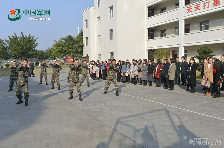 火箭军战士相亲会:女嘉宾观摩格斗操,枪支分解