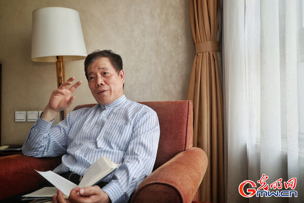 【三月朗读者】今天,赵丽宏委员为你朗读《脊