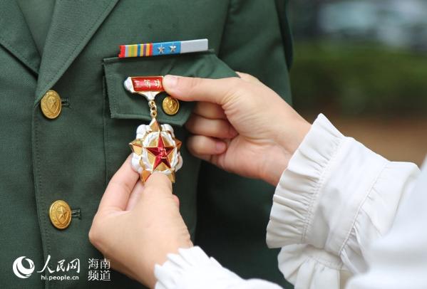 海南武警战士特殊妇女节礼物:军功章献妻子_综