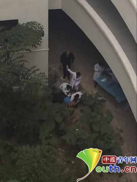 广西一大学生跳楼身亡 校方:系与家长交谈情绪激动所致