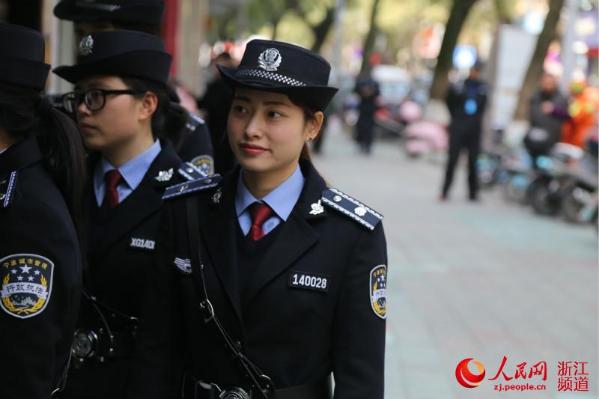 宁波:女子城管执法队亮相街头 柔情执法成风
