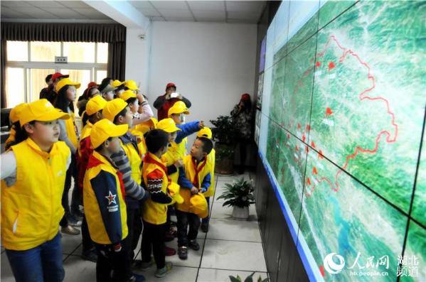 湖北十堰:爱水护水 环保志愿者在行动