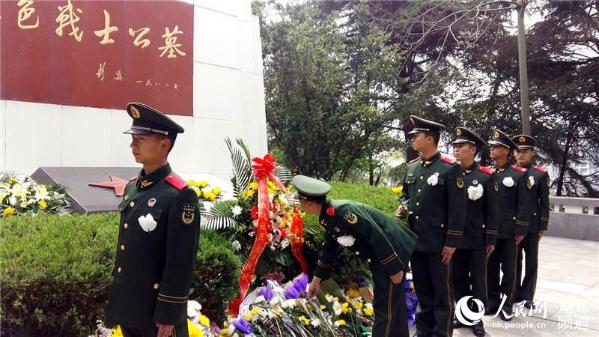 武汉支队官兵在武汉市龟山向警予革命烈士陵园,开展祭奠英烈扫墓活动.