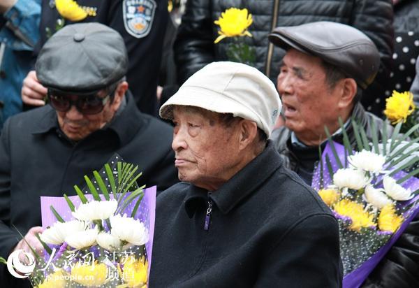 清明家祭:南京大屠杀死难者遗属 哭墙 前祭奠遇