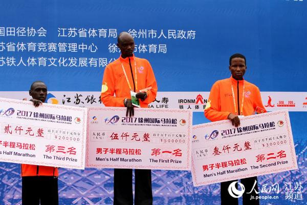 半马男子组的冠军得主,也曾在2016年的泗洪稻田马拉松赛中夺冠。