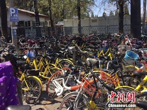 五城发文拟规范共享单车发展 北京乱停乱放或