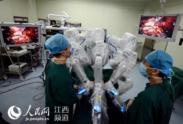 机器人成手术台 主刀医生 缝合更精准患者创面