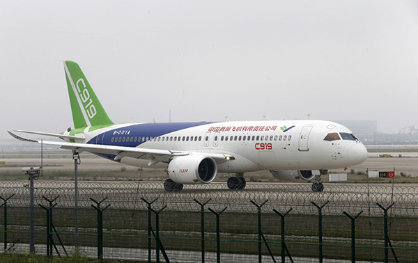 C919上海浦东机场高滑抬前轮试验 机场通行能