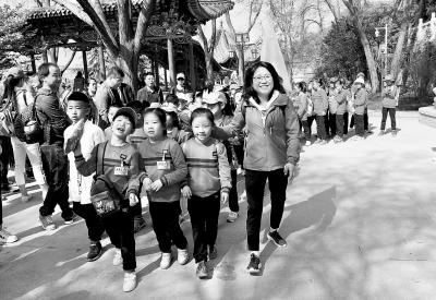 兰州市华侨实验小学的小朋友在老师组织下游览