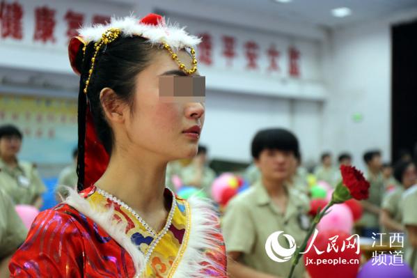 母亲节的团聚 江西女监无期女犯熊抱92岁母亲痛哭忏悔