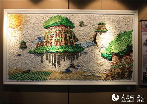 武汉大学生用22000颗纽扣画出天空之城