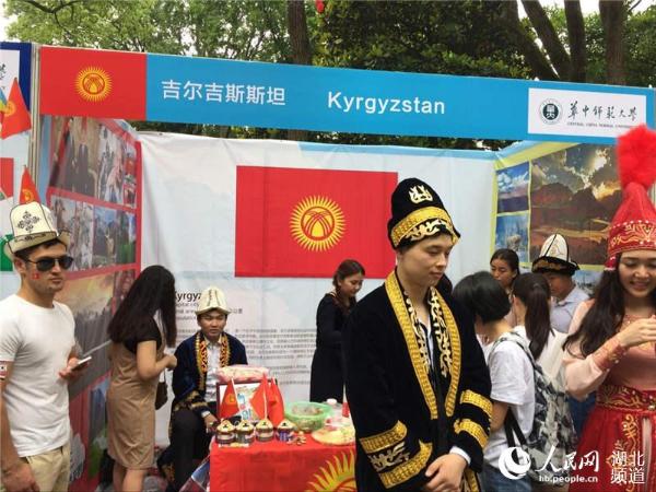 武汉高校举办国际文化节 展示一带一路国家文化