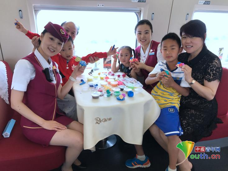 高铁车厢里的六一儿童节:大、小朋友齐欢乐