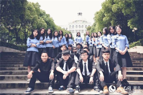 武汉高校学子拍摄创意毕业照 向青春致敬