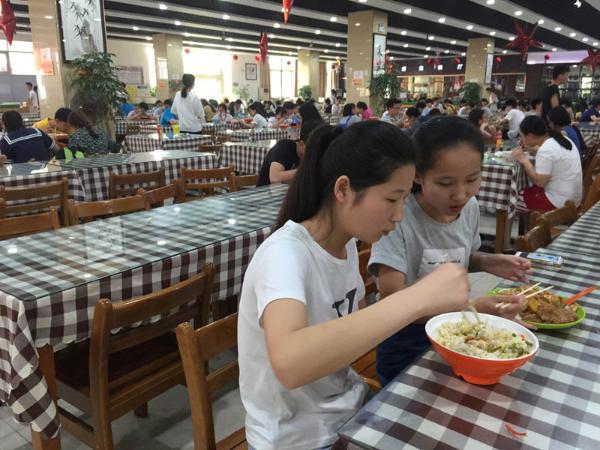 食堂吃饭