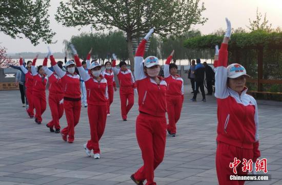 资料图:雄安新区,在白洋淀畔晨练的人们。 <a target='_blank' href='http://www.chinanews.com/' _fcksavedurl='http://www.chinanews.com/'></table>中新社</a>记者 毛建军 摄